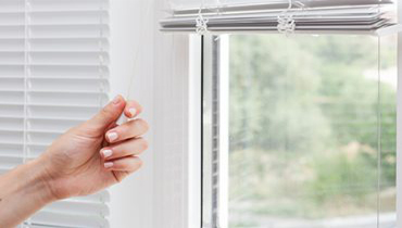 Venetian blinds installation